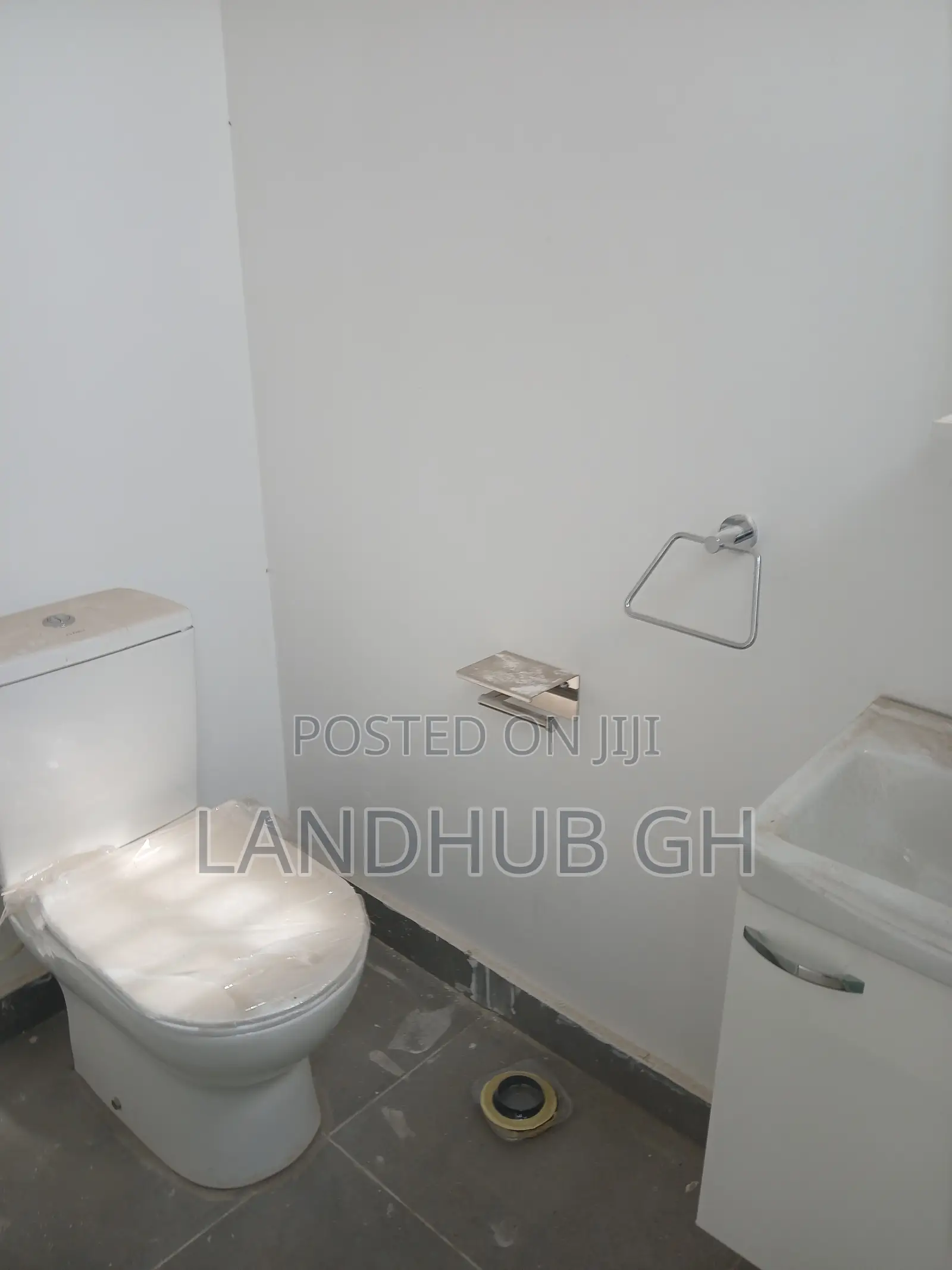4bdrm Townhouse/Terrace in Oyarifa Mall Area for sale