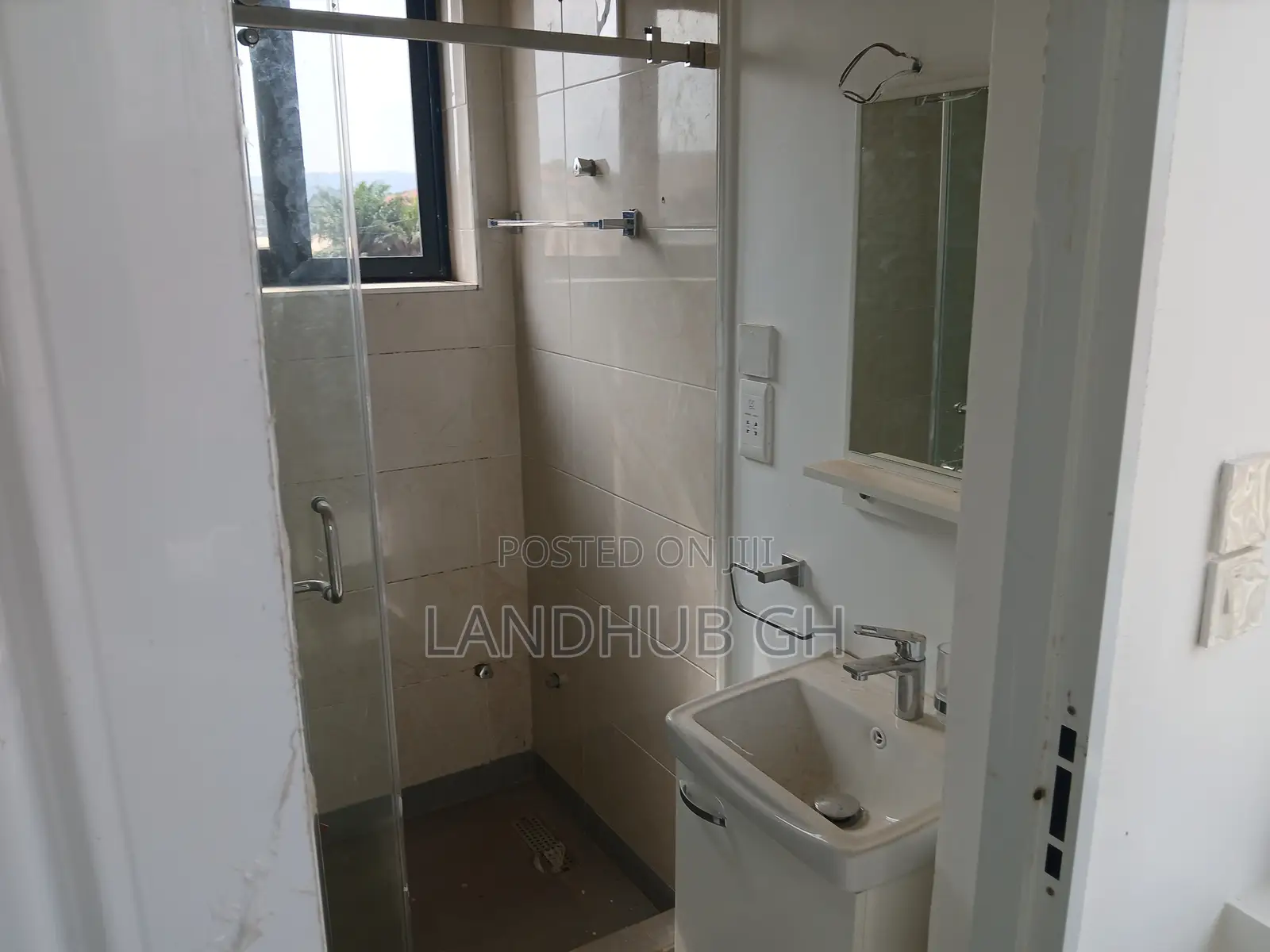 4bdrm Townhouse/Terrace in Oyarifa Mall Area for sale