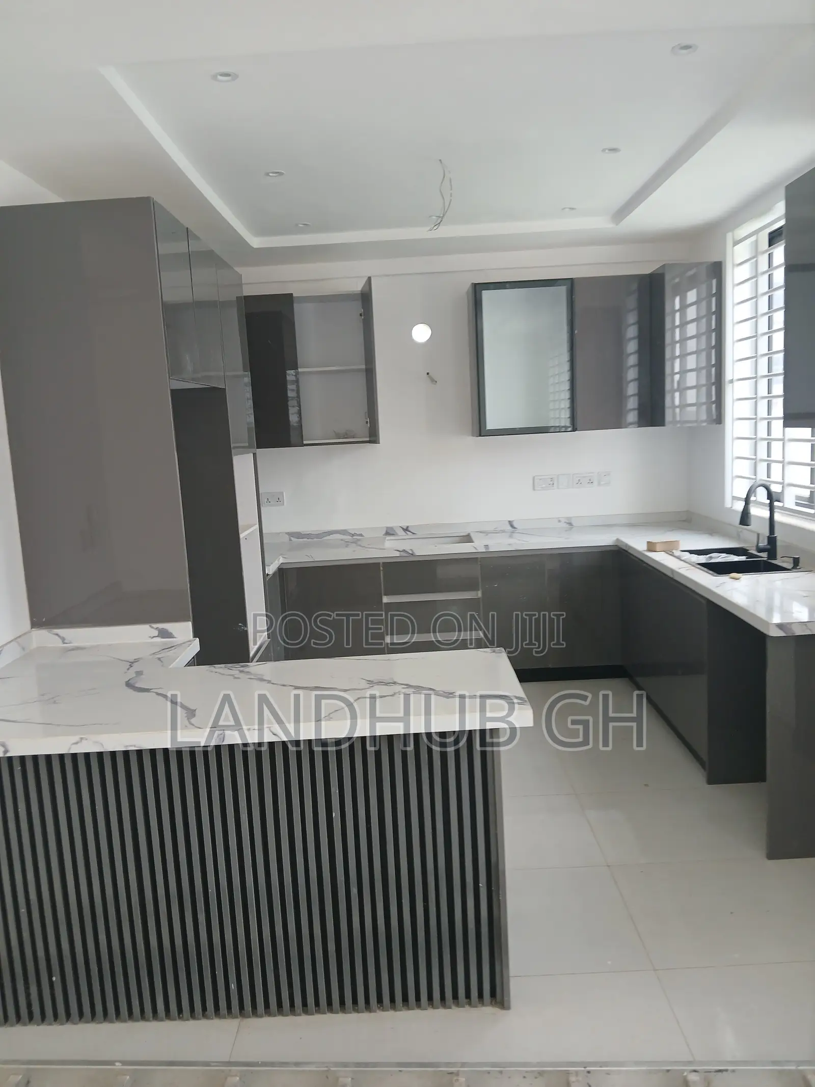4bdrm Townhouse/Terrace in Oyarifa Mall Area for sale