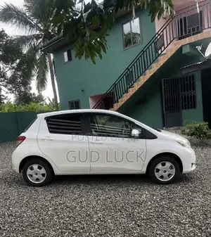 Toyota Vitz 1.3 AWD 5dr 2012 Pearl