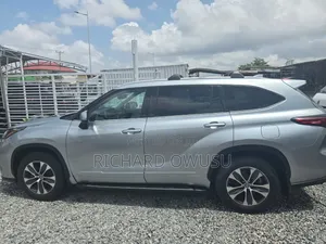 Toyota Highlander 2022 Silver