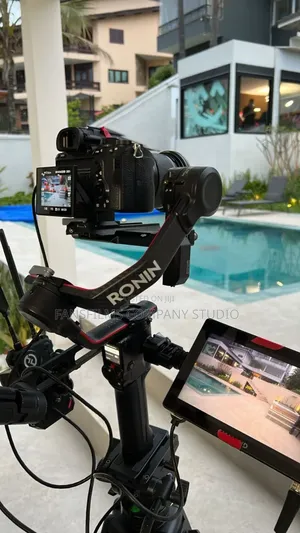 I Am a Professional English/French Videographer/Photographer