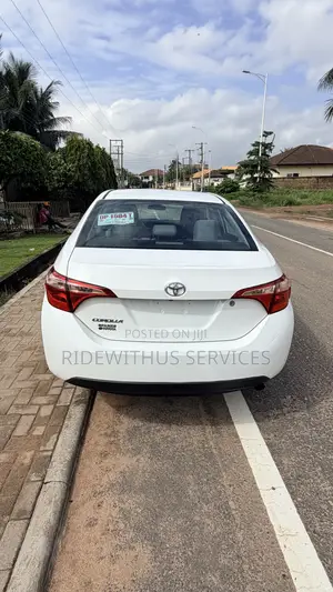 Toyota Corolla L (1.8L 4cyl 2A) 2018 White