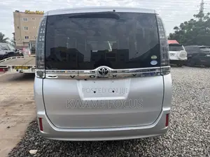 Toyota Voxy 2016 Silver