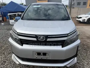 Toyota Voxy 2016 Silver