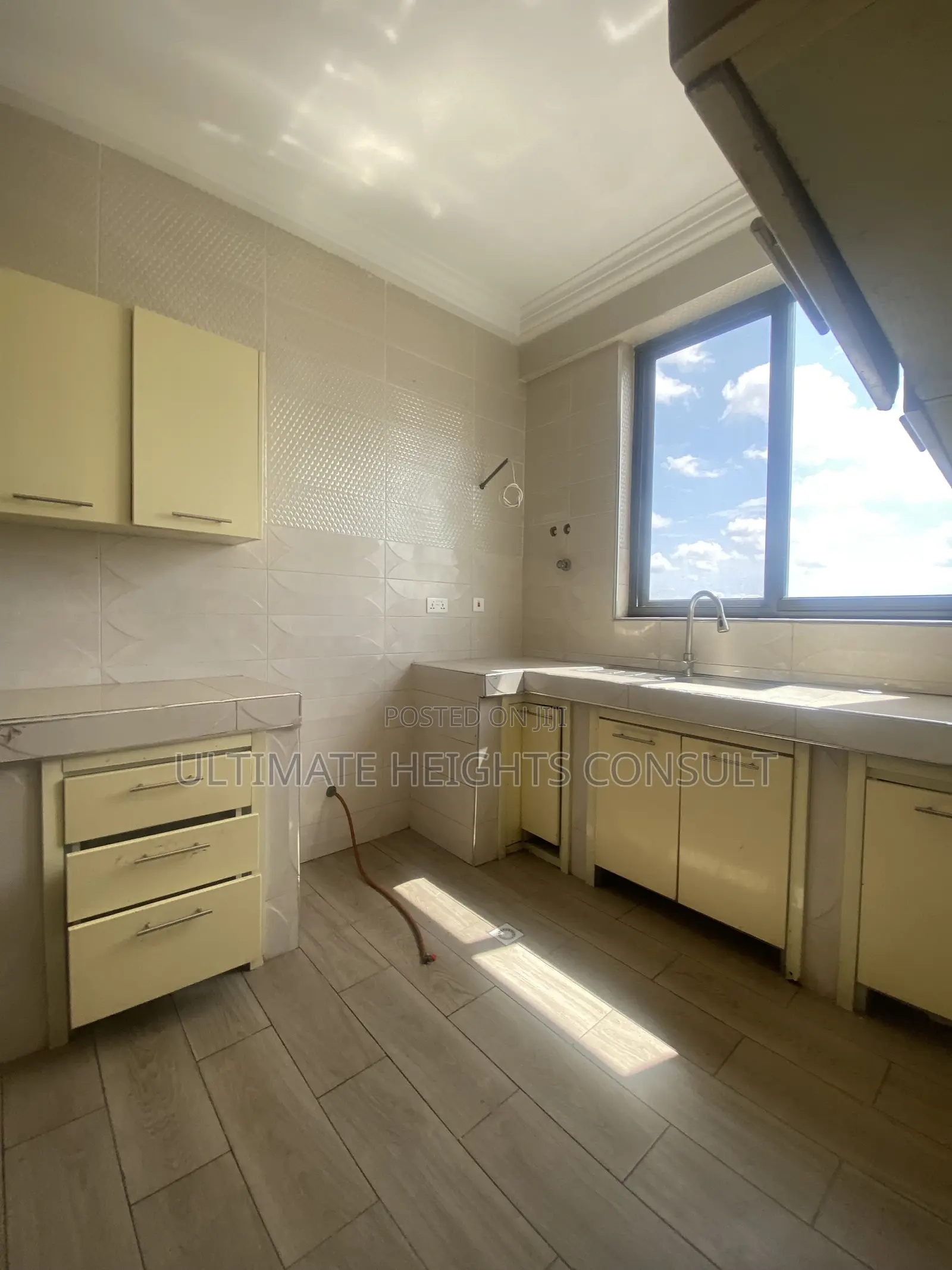 2bdrm Apartment in Lapaz Race Course, Nyanmekye for rent