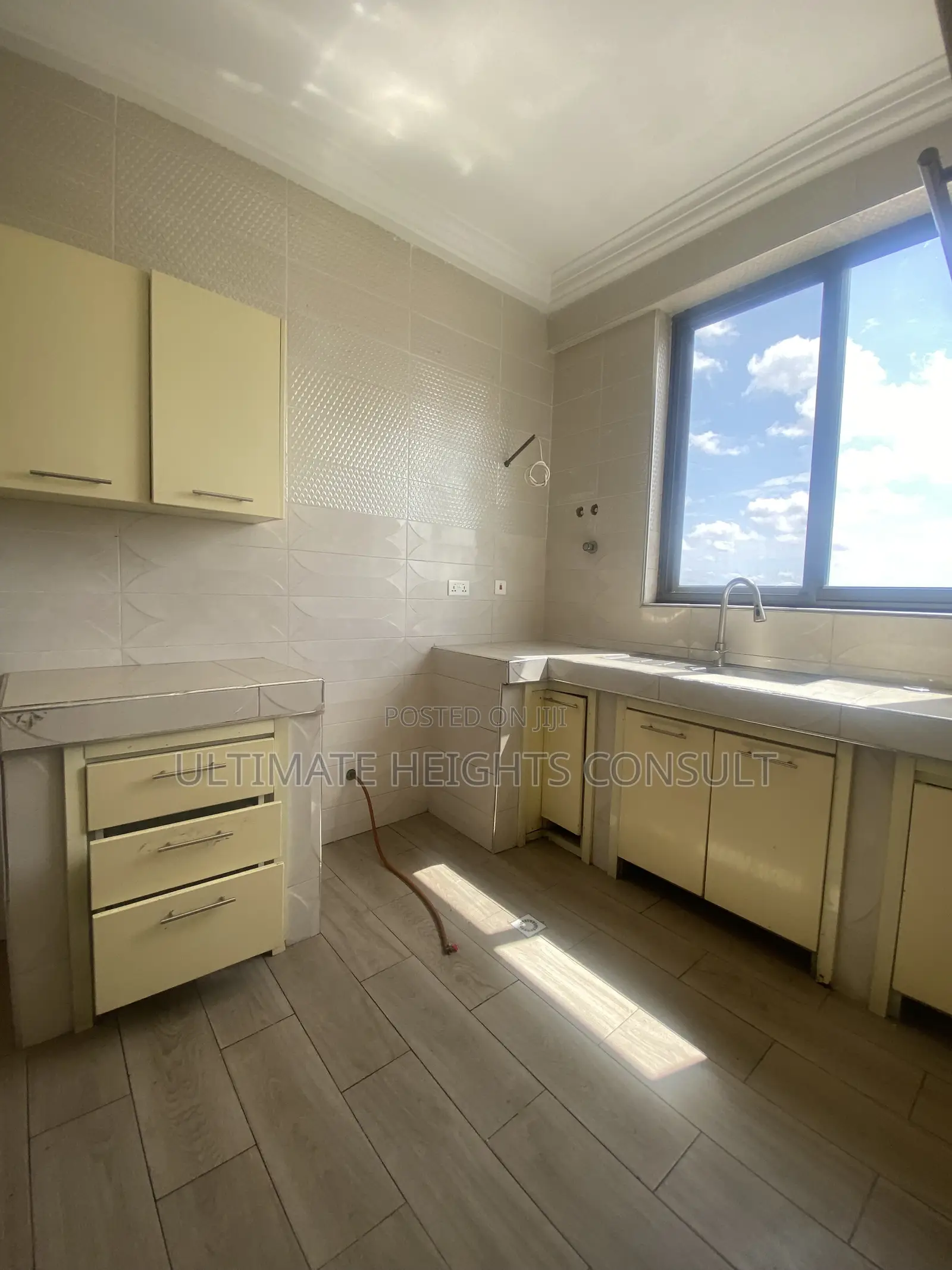 2bdrm Apartment in Lapaz Race Course, Nyanmekye for rent