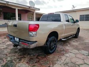 Toyota Tundra 2010 Gold