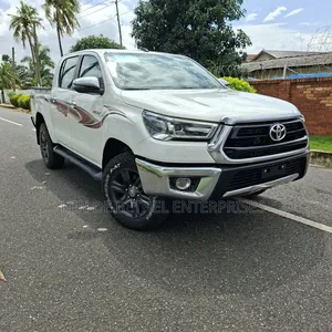 Toyota Hilux 2021 White