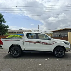 Toyota Hilux 2021 White
