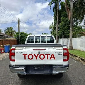 Toyota Hilux 2021 White