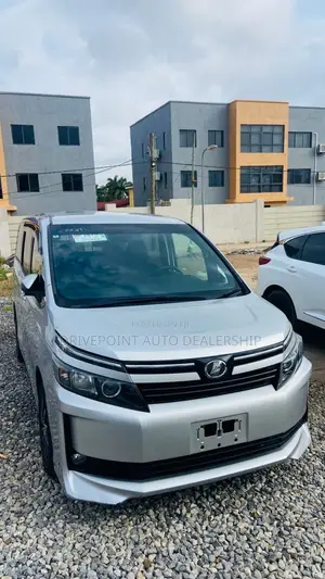 Toyota Voxy 2016 Silver