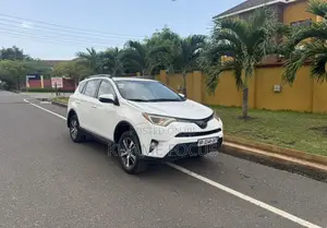 Toyota RAV4 XLE 4dr SUV (2.5L 4cyl 6A) 2018 White