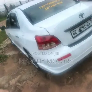Toyota Yaris 2010 White
