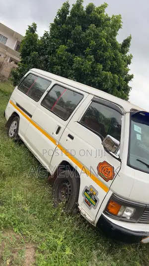 Nissan Caravan (Urvan) 2000 White