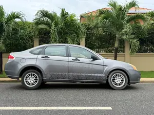 Ford Focus SE 2010 Gray