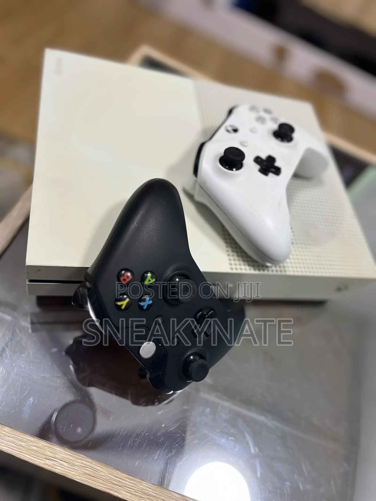Microsoft Xbox One S . One Controller. 8games Installed