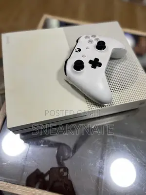 Microsoft Xbox One S . One Controller. 8games Installed