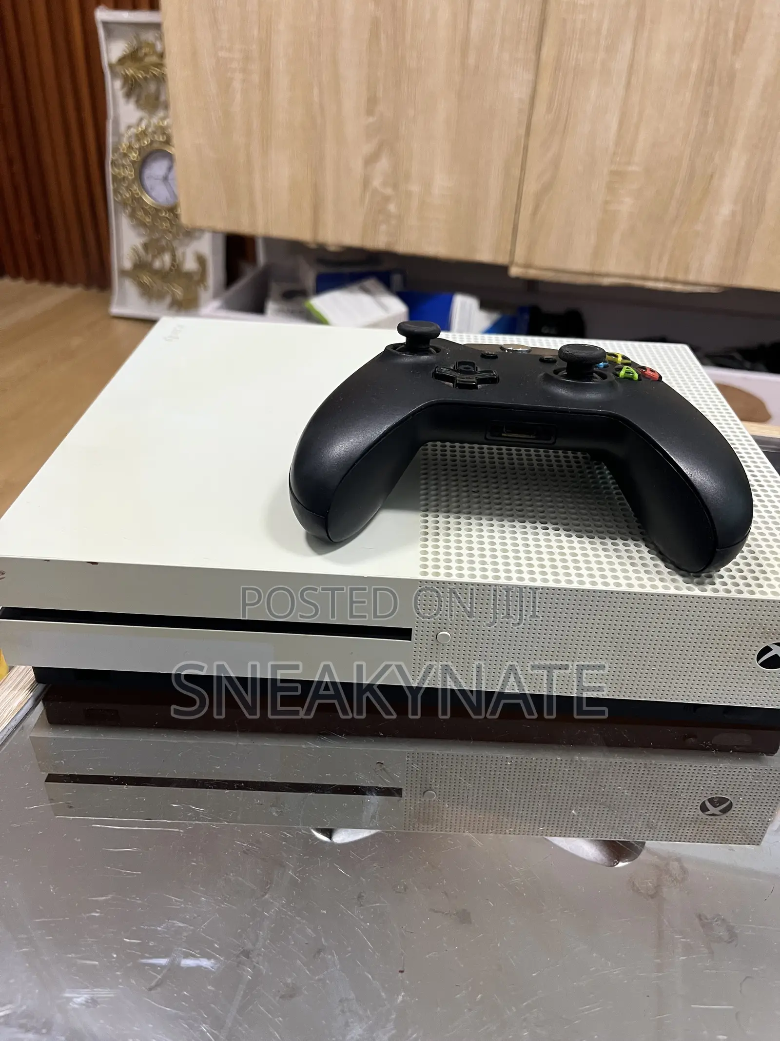 Microsoft Xbox One S . One Controller. 8games Installed