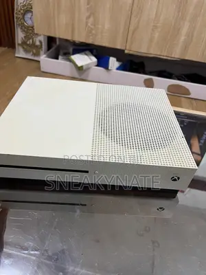 Microsoft Xbox One S . One Controller. 8games Installed