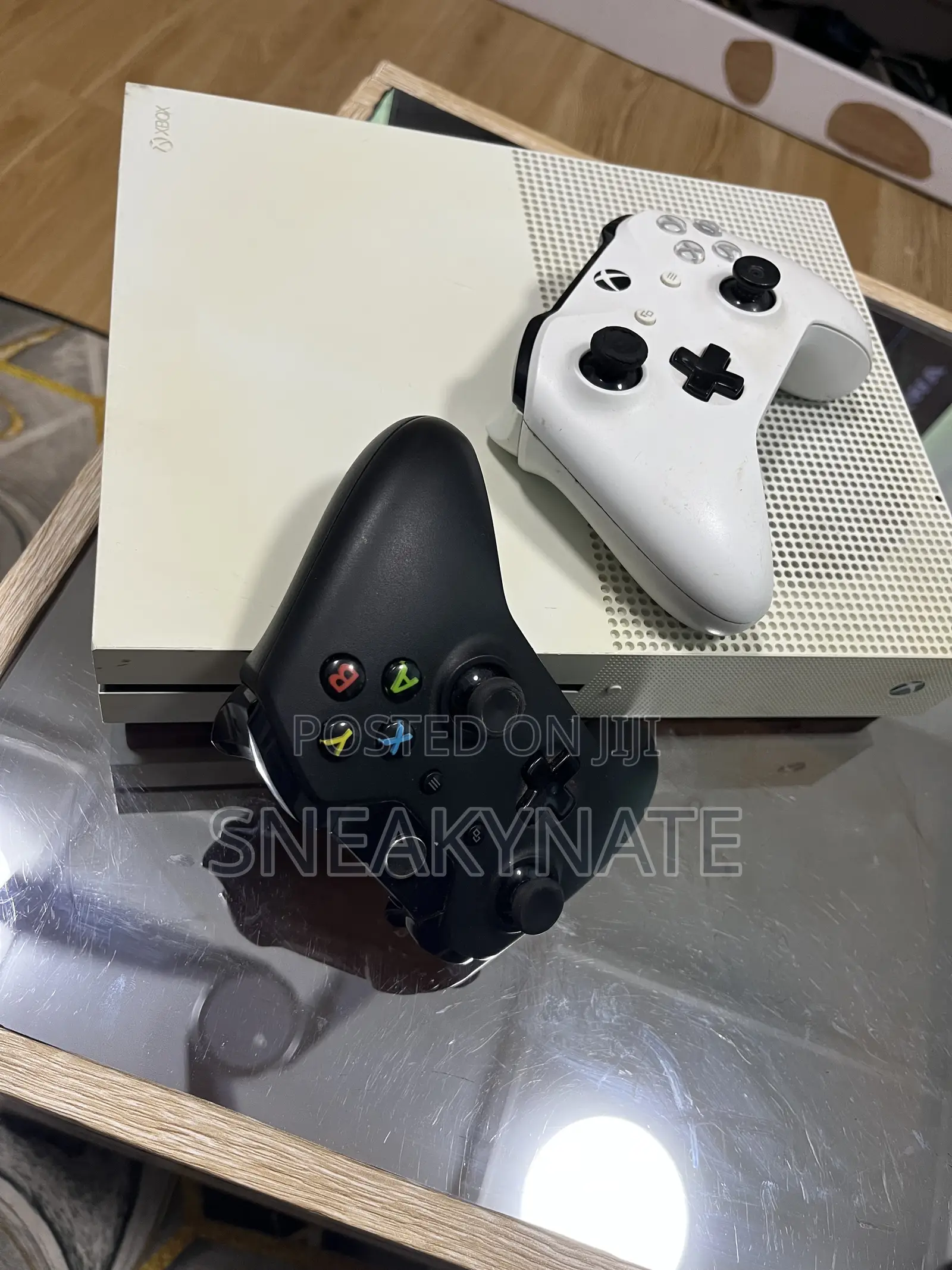 Microsoft Xbox One S . One Controller. 8games Installed