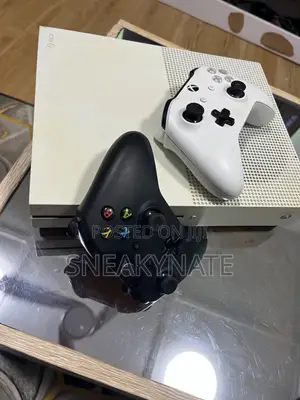 Microsoft Xbox One S . One Controller. 8games Installed