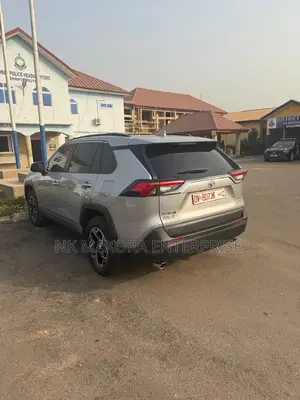 Toyota RAV4 XLE 2022 Silver