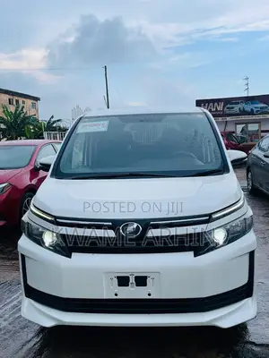 Toyota Voxy X Side Lift-Up Tilt Seat 2WD 7-Seater 2015 White