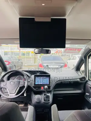 Toyota Voxy X Side Lift-Up Tilt Seat 2WD 7-Seater 2015 White