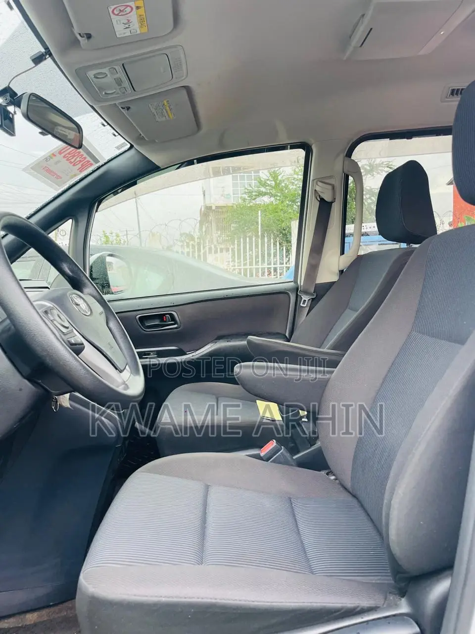 Toyota Voxy X Side Lift-Up Tilt Seat 2WD 7-Seater 2015 White