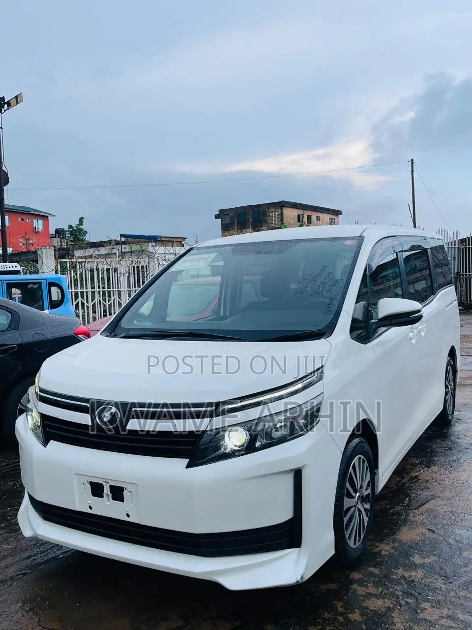 Toyota Voxy X Side Lift-Up Tilt Seat 2WD 7-Seater 2015 White