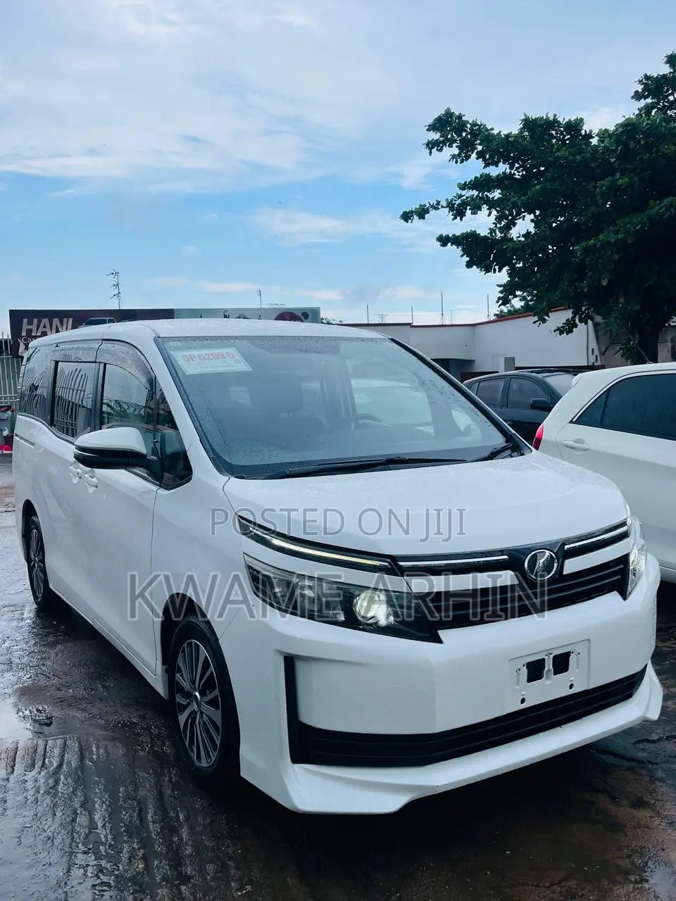 Toyota Voxy X Side Lift-Up Tilt Seat 2WD 7-Seater 2015 White