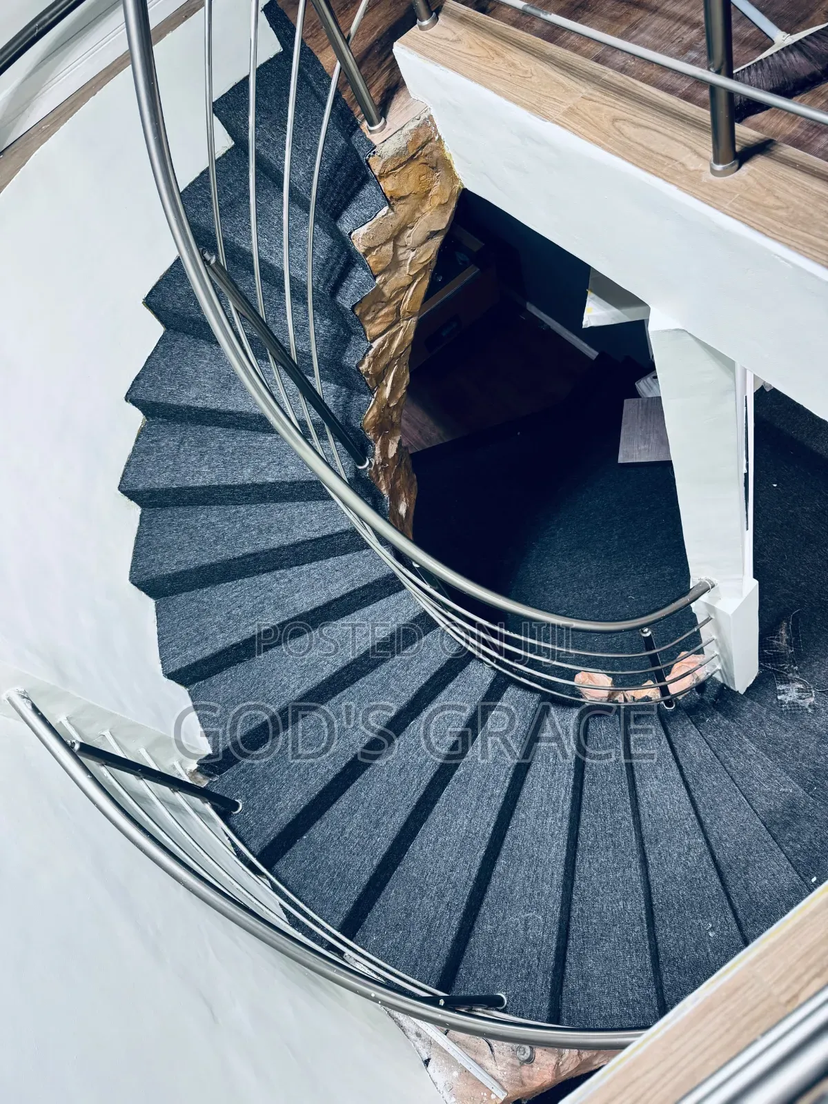 Quality Woolen Carpet for Staircase and Church Auditorium