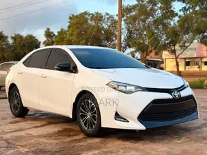 Toyota Corolla LE (1.8L 4cyl 2A) 2018 White