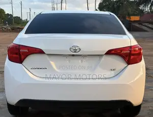 Toyota Corolla LE (1.8L 4cyl 2A) 2018 White