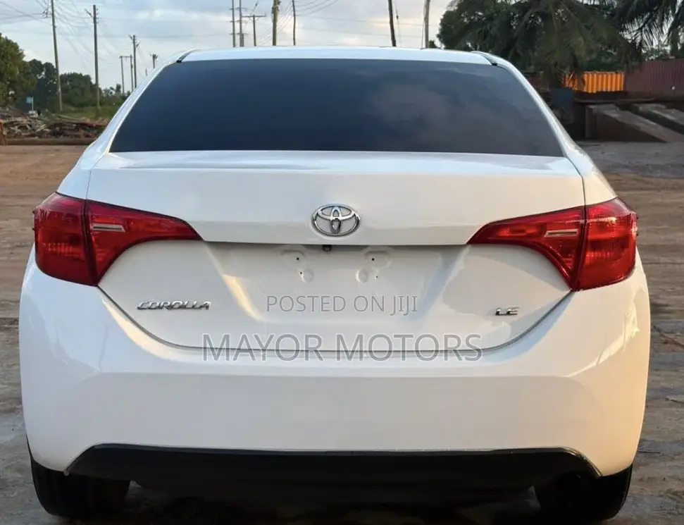 Toyota Corolla LE (1.8L 4cyl 2A) 2018 White