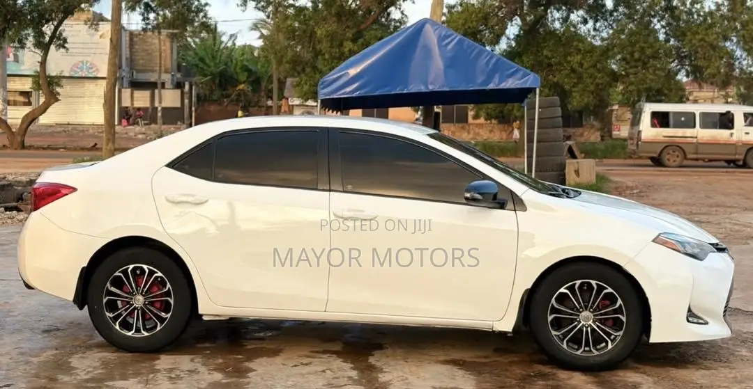 Toyota Corolla LE (1.8L 4cyl 2A) 2018 White