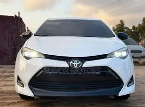 Toyota Corolla LE (1.8L 4cyl 2A) 2018 White
