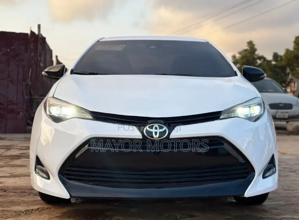 Toyota Corolla LE (1.8L 4cyl 2A) 2018 White