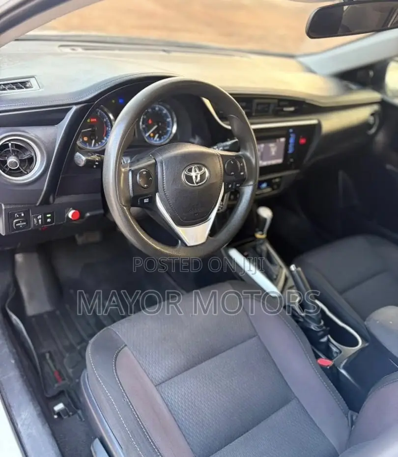 Toyota Corolla LE (1.8L 4cyl 2A) 2018 White
