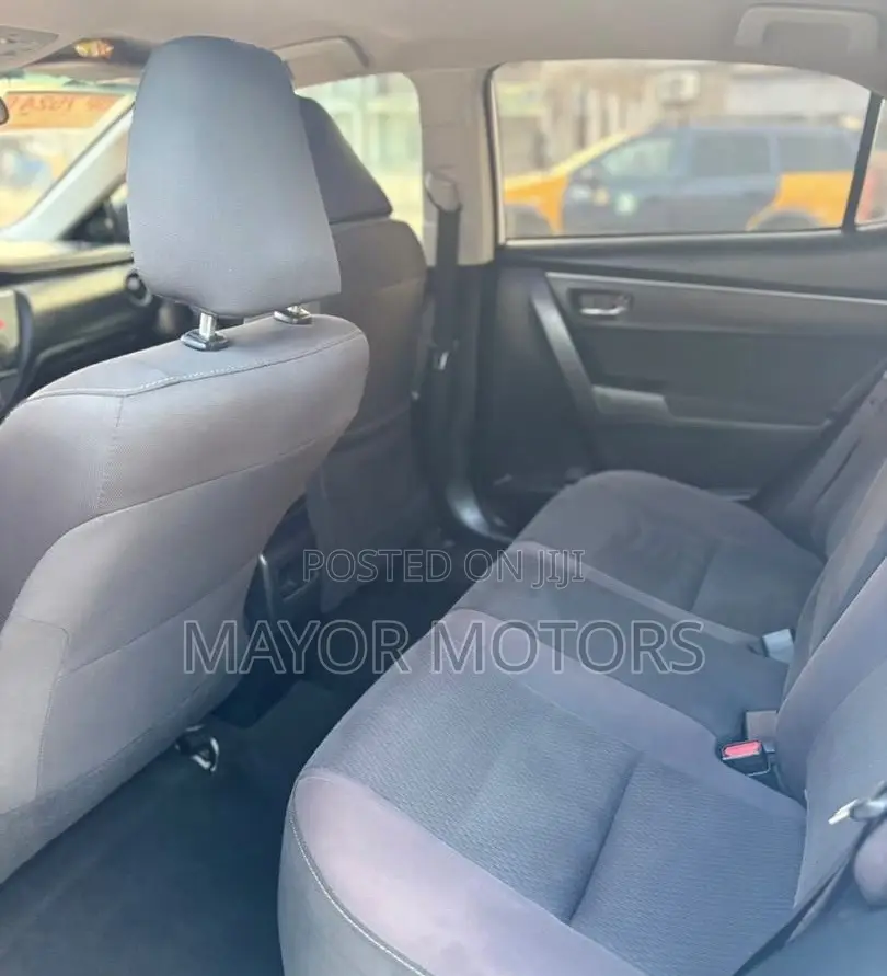 Toyota Corolla LE (1.8L 4cyl 2A) 2018 White