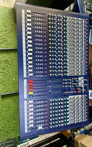 Soundcraft Lx7ii 24-Channel Analog Mixing Console