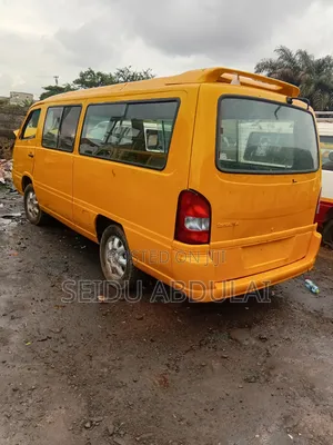 Nissan Caravan (Urvan) 2016 Yellow