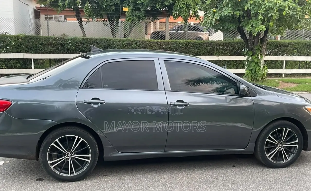 Toyota Corolla LE 4dr Sedan (1.8L 4cyl 4A) 2011 Gray
