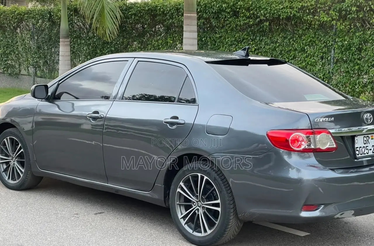 Toyota Corolla LE 4dr Sedan (1.8L 4cyl 4A) 2011 Gray