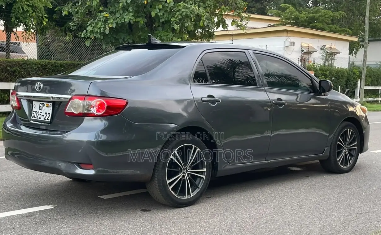 Toyota Corolla LE 4dr Sedan (1.8L 4cyl 4A) 2011 Gray