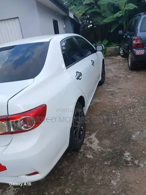 Toyota Corolla LE 4dr Sedan (1.8L 4cyl 4A) 2013 White