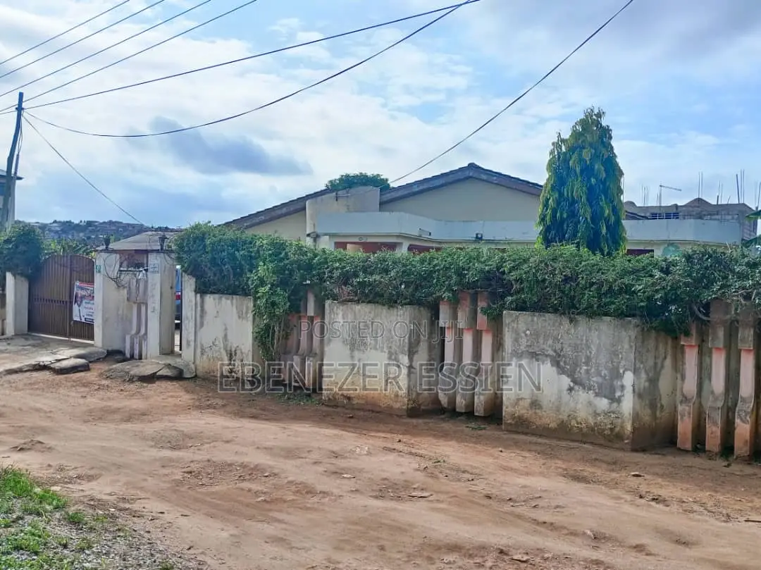 4bdrm House in West Hills Mall Area for sale