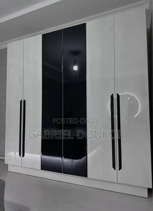 Laminated Gloss Plywood Wardrobe With Profile Lighting
