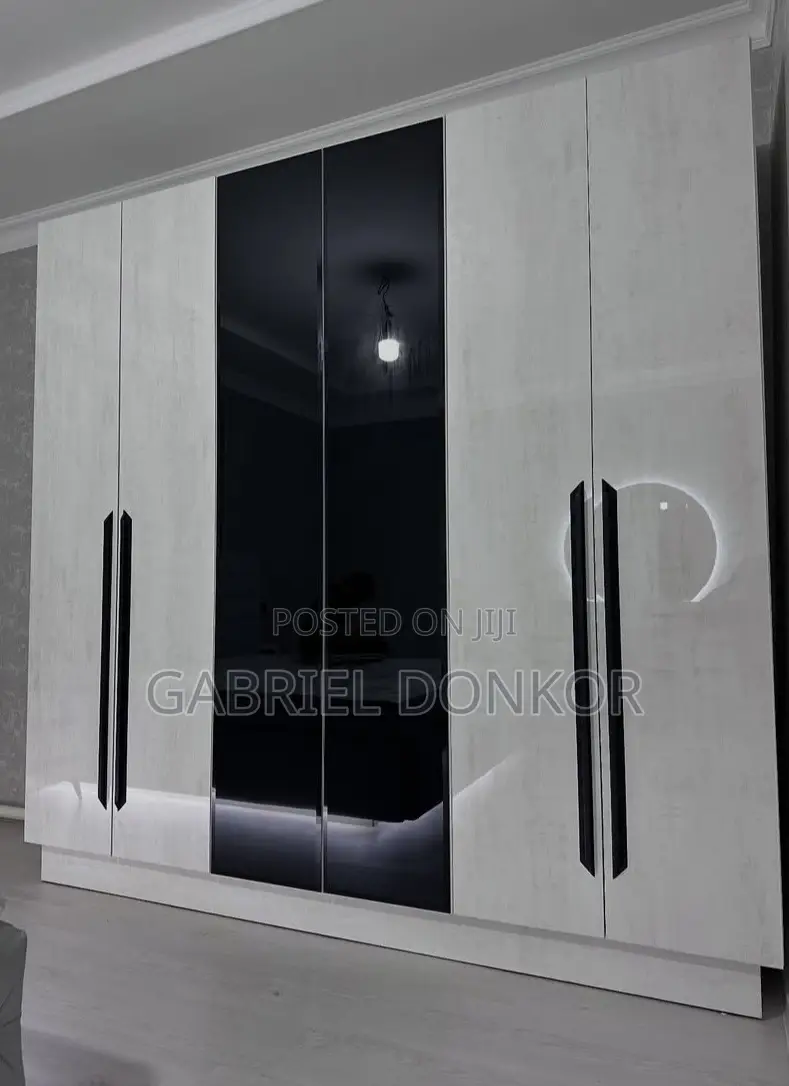 Laminated Gloss Plywood Wardrobe With Profile Lighting